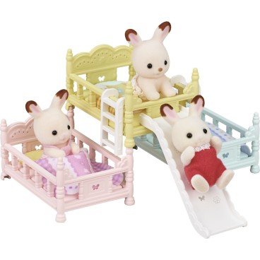 Sylvanian Families Kolmoiskerrossänky liukumäellä